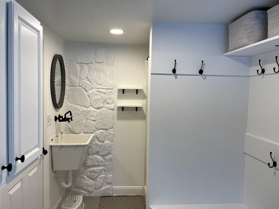 cleanout sink in mudroom entrance
