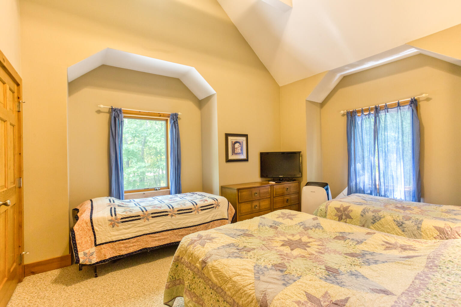 Bedroom 5 - Full. 2 Twins. TV. upper level