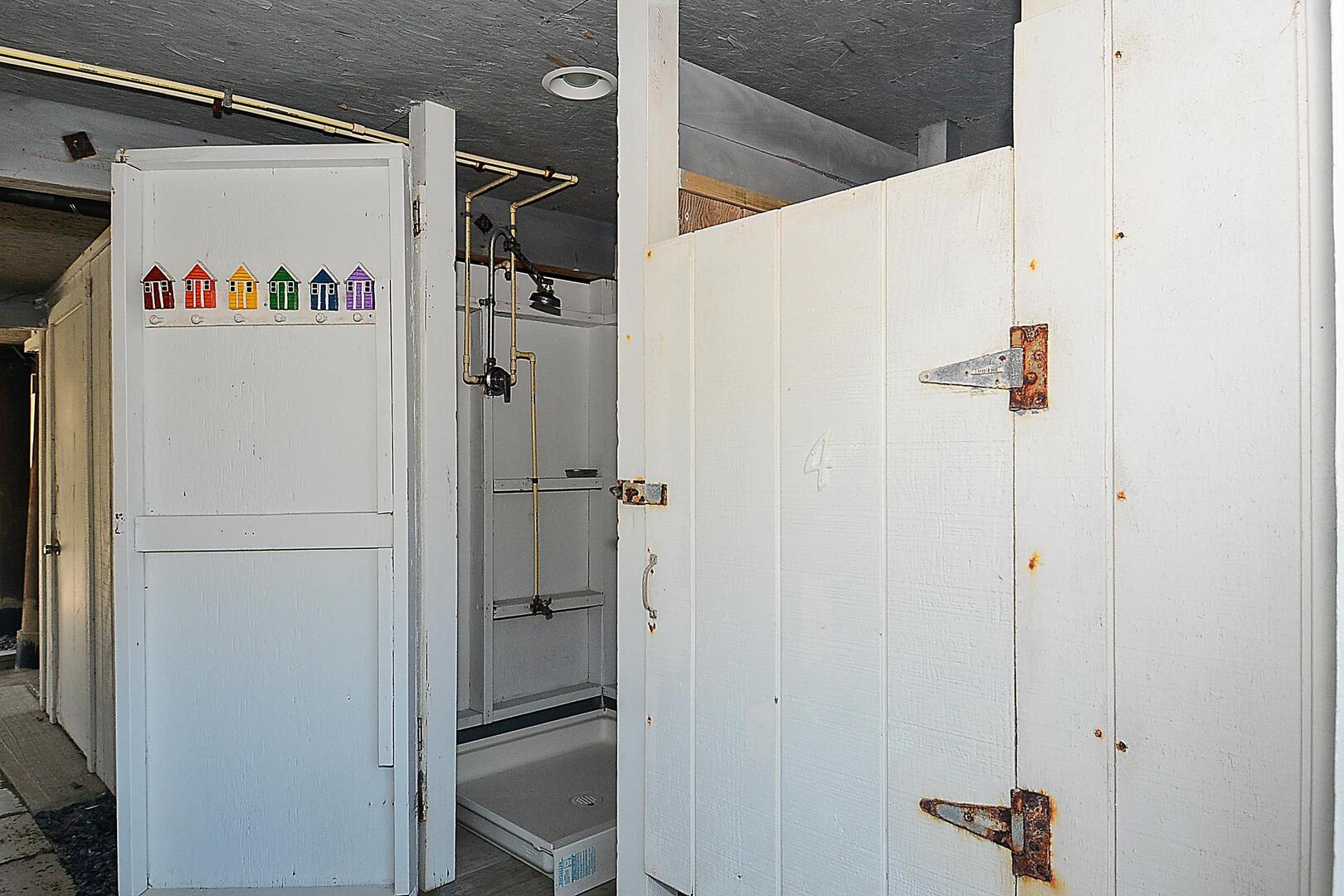 Group,The Shoals Outdoor Shower,