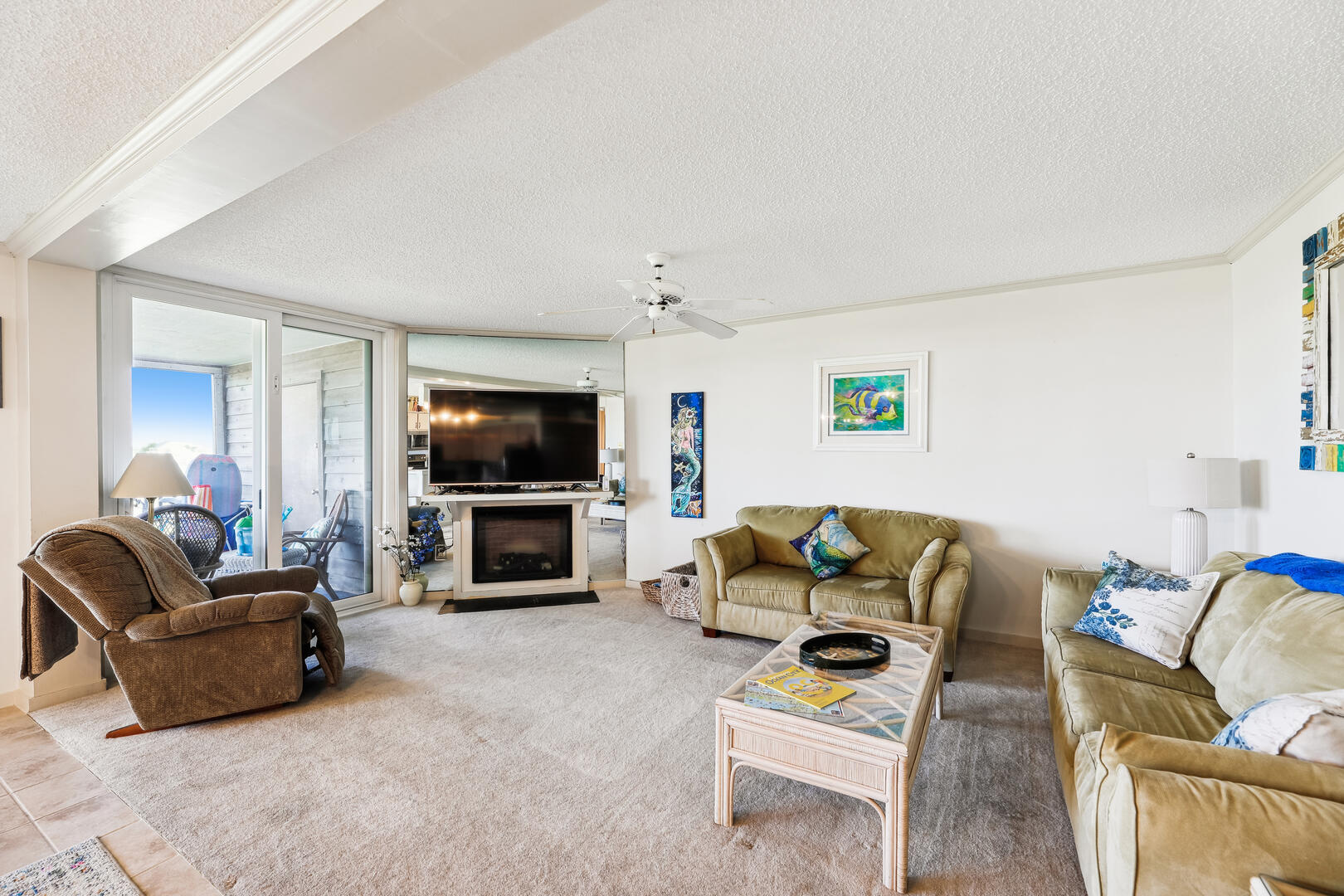 Main Level,Living Room,