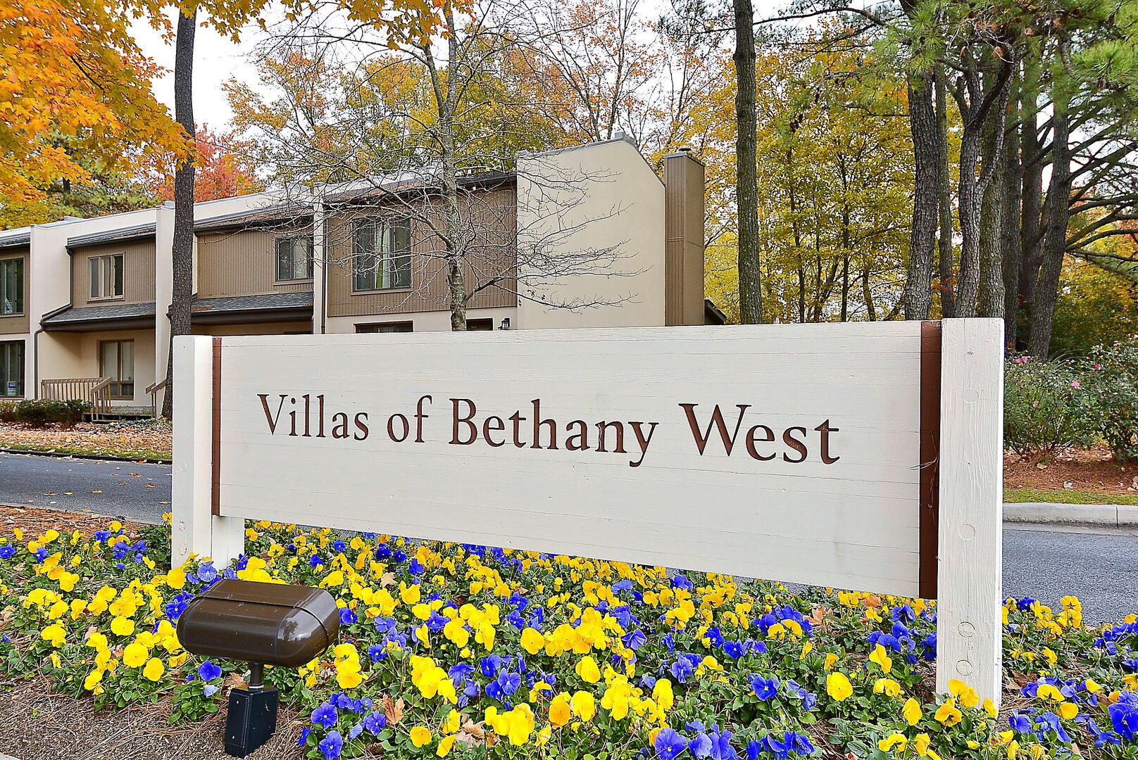 Group,Villas of Bethany West Sign,