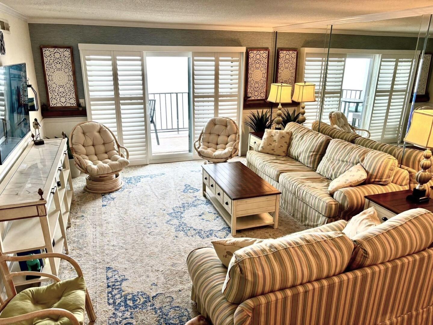 Long & Foster Vacation Rentals-Plaza 1206-image-1