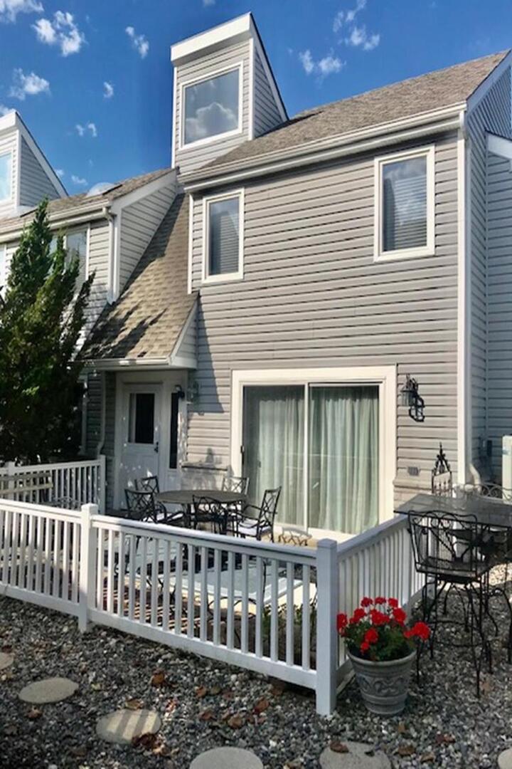Long & Foster Vacation Rentals-250 B 106th Street-image-1
