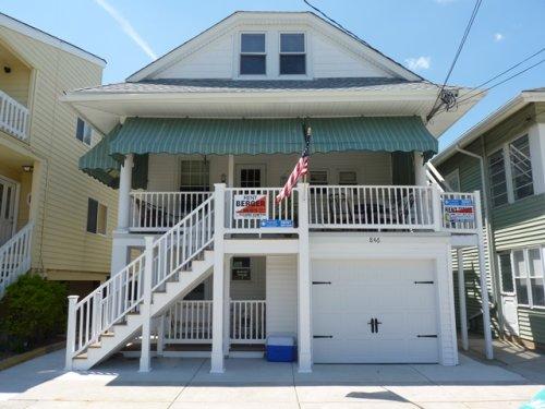 Long & Foster Vacation Rentals-846 2nd Street 3rd Floor-image-1