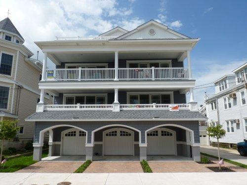 Long & Foster Vacation Rentals-912 2nd St. 2nd & 3rd Floor-image-1