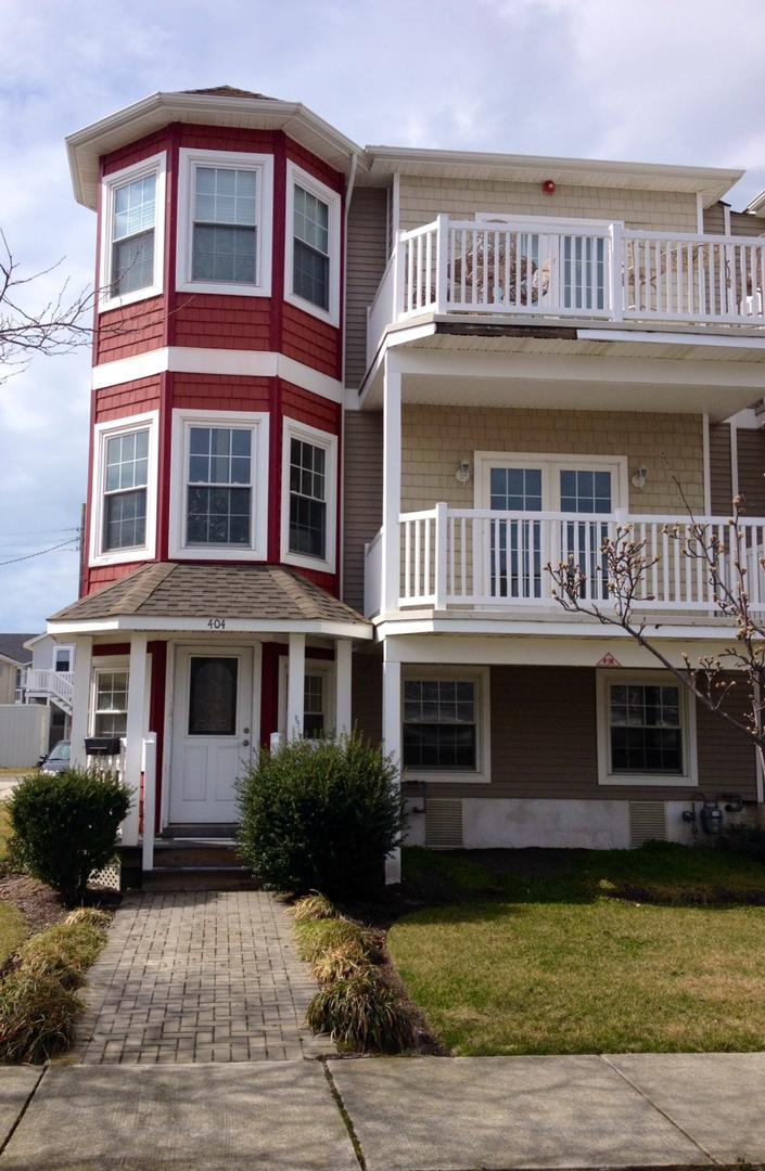 Long & Foster Vacation Rentals-404 E 15th Avenue, #102A-image-1