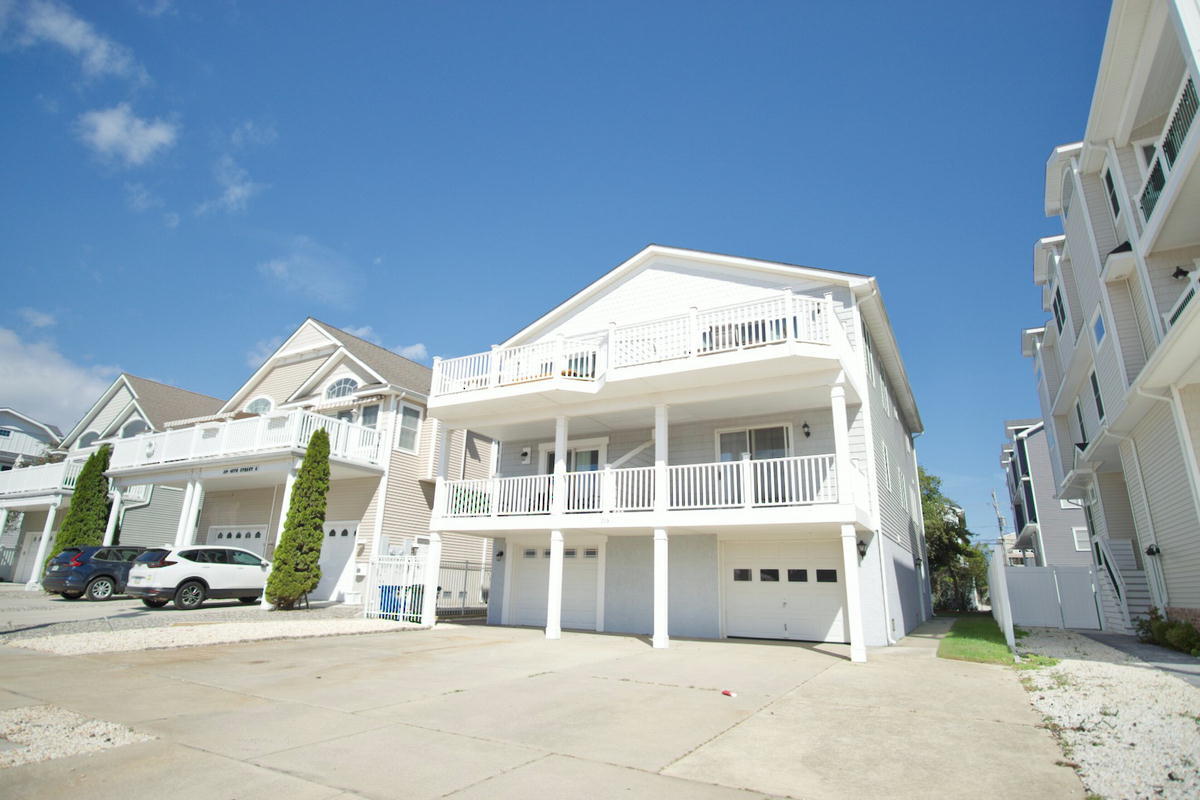 Long & Foster Vacation Rentals-215 45th Street East-image-1