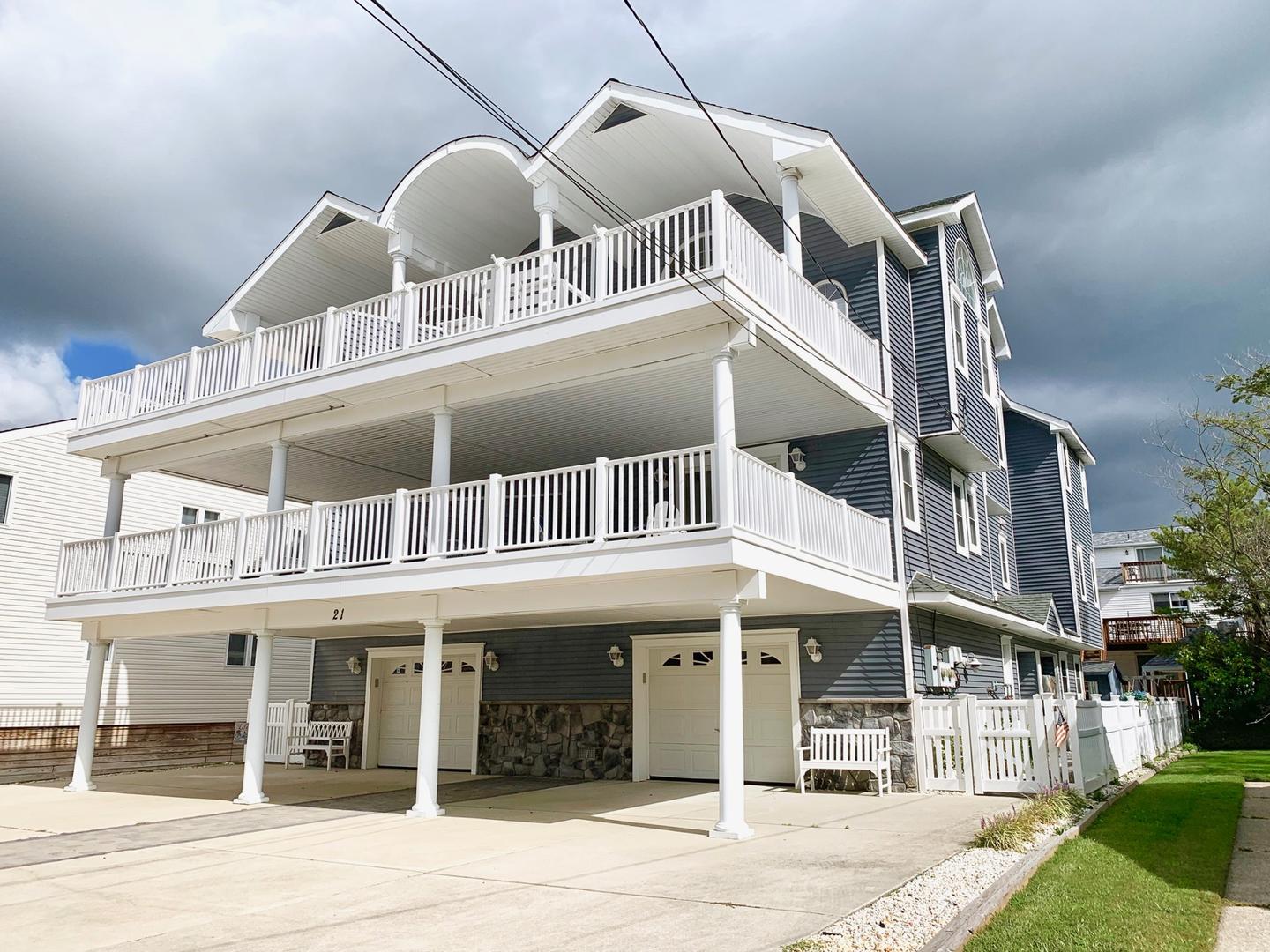 Long & Foster Vacation Rentals-21 64th Street East-image-1