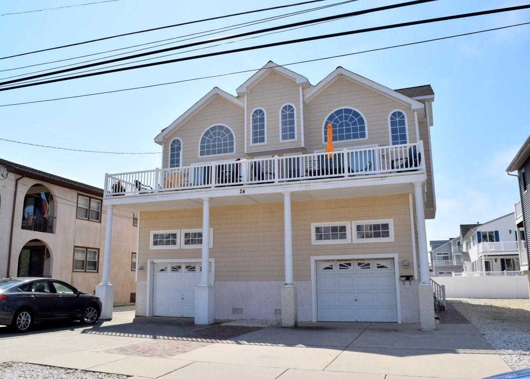 Long & Foster Vacation Rentals-24 63rd Street East-image-1