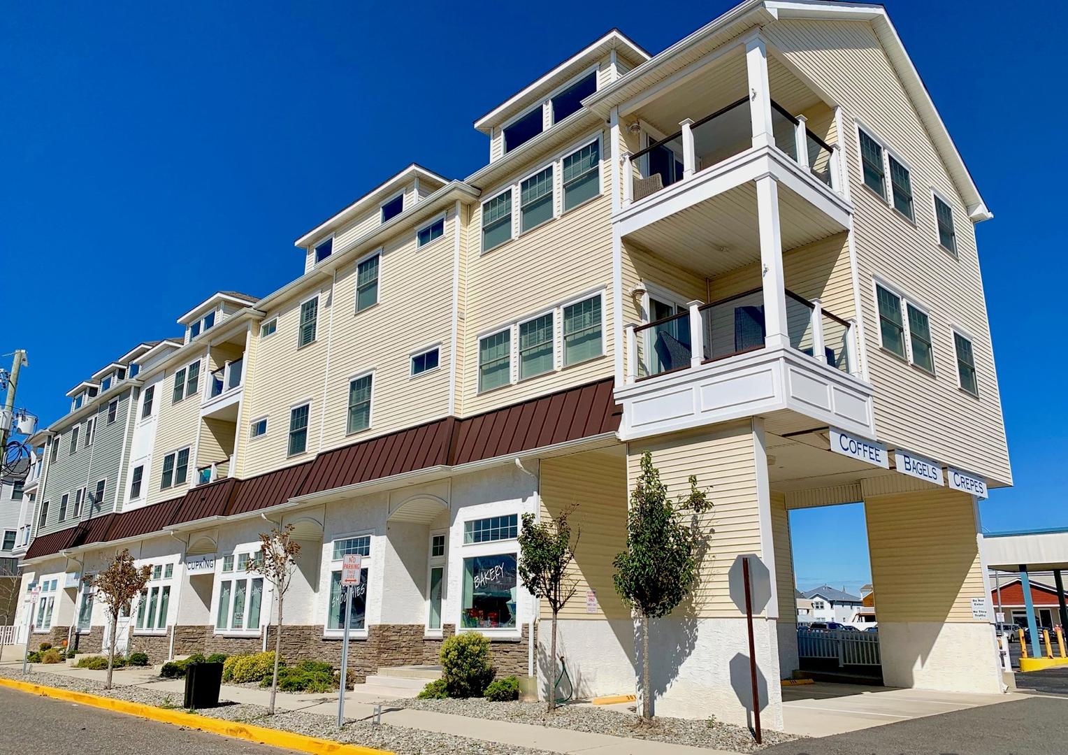 Long & Foster Vacation Rentals-111 63rd Street 302-image-1