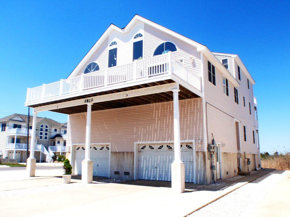 Long & Foster Vacation Rentals-2812 Landis Avenue North-image-1