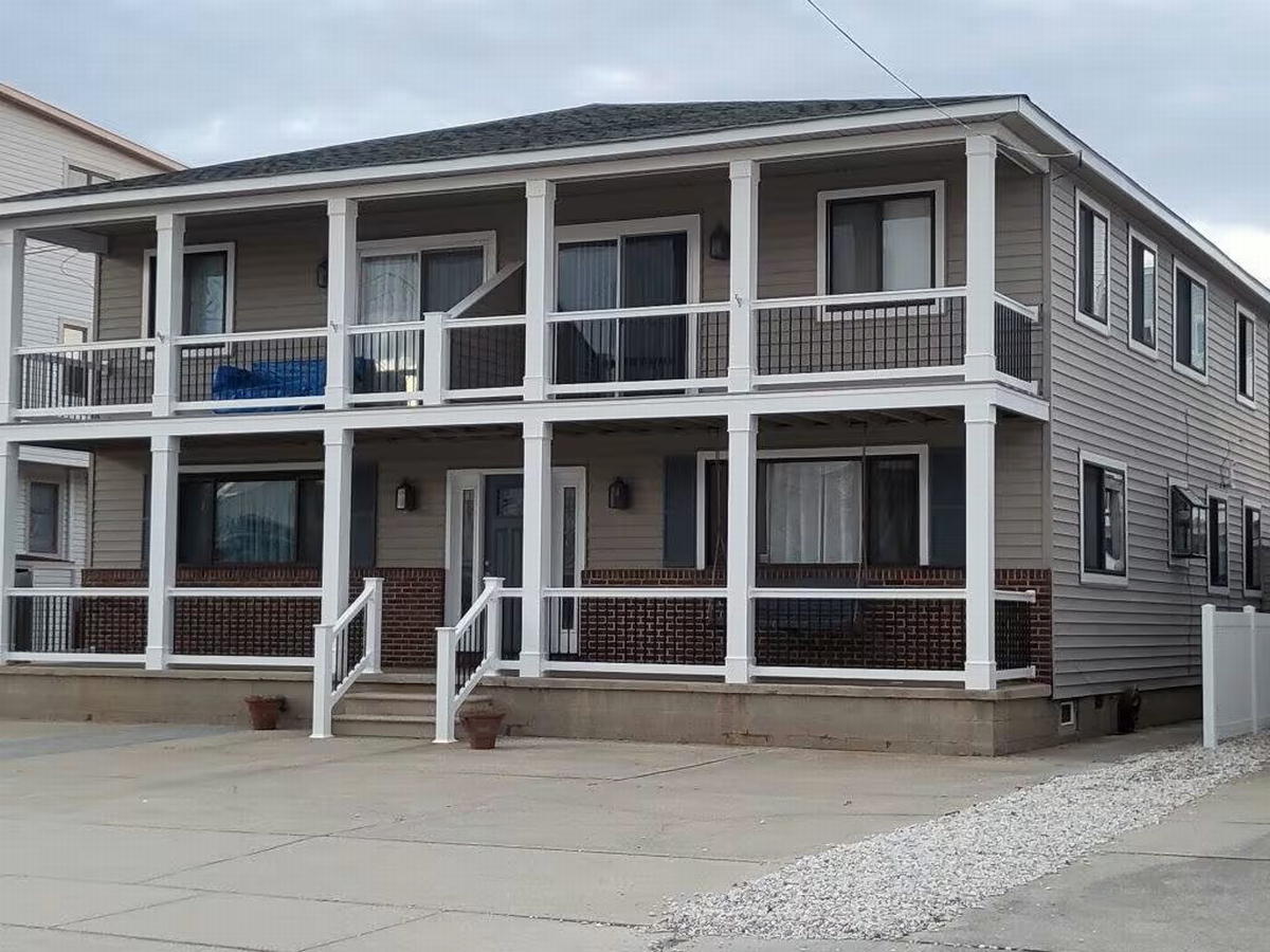 Long & Foster Vacation Rentals-25 76th Street East-image-1