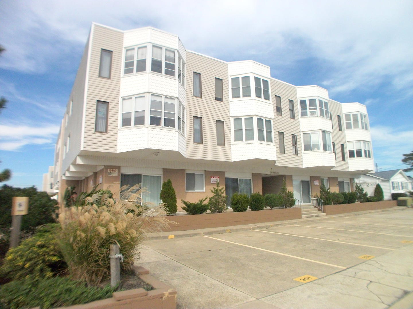Long & Foster Vacation Rentals-4114 Central Avenue #213-image-1