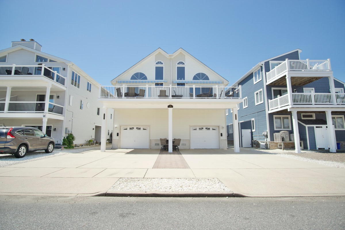 Long & Foster Vacation Rentals-40 82nd Street East-image-1