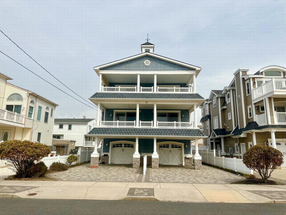 Long & Foster Vacation Rentals-37 77th Street 1st Floor-image-1