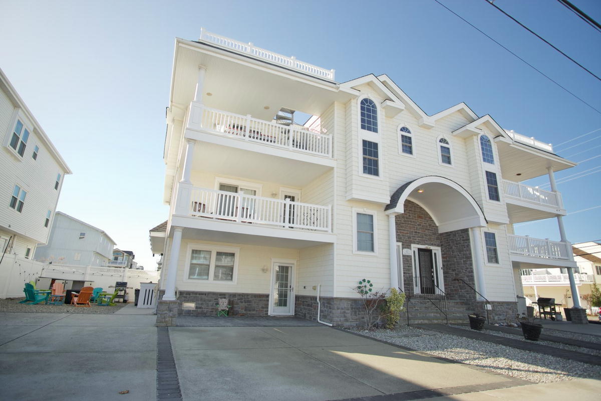 Long & Foster Vacation Rentals-42 73rd Street East-image-1