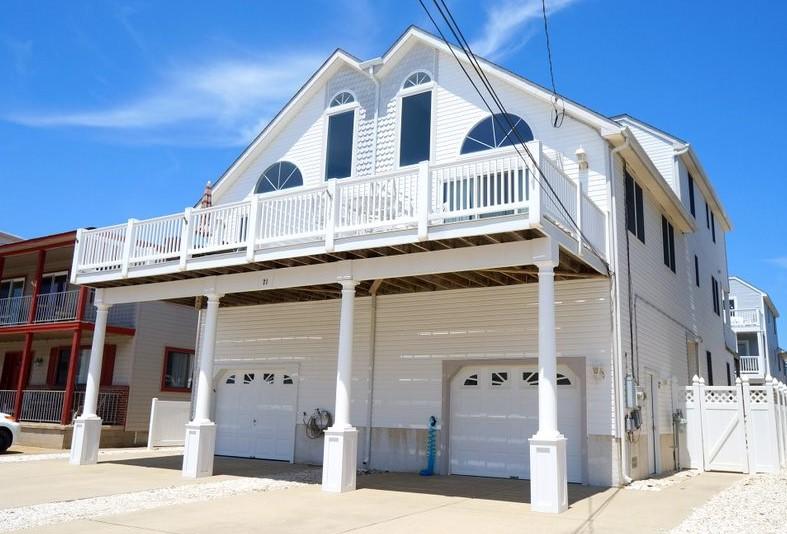 Long & Foster Vacation Rentals-21 76th Street East-image-1