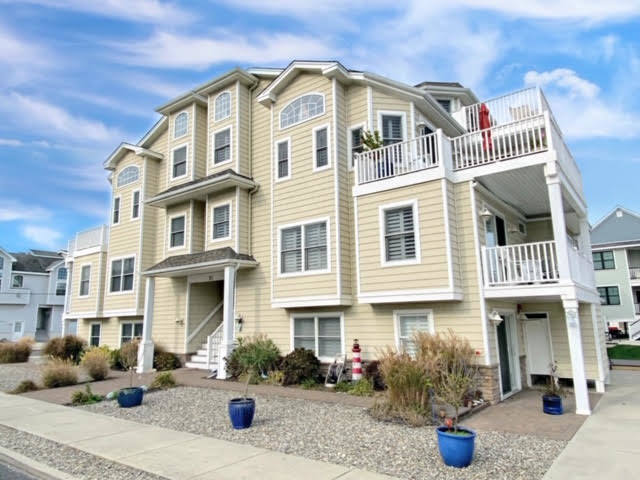 Long & Foster Vacation Rentals-21 48th Street North-image-1