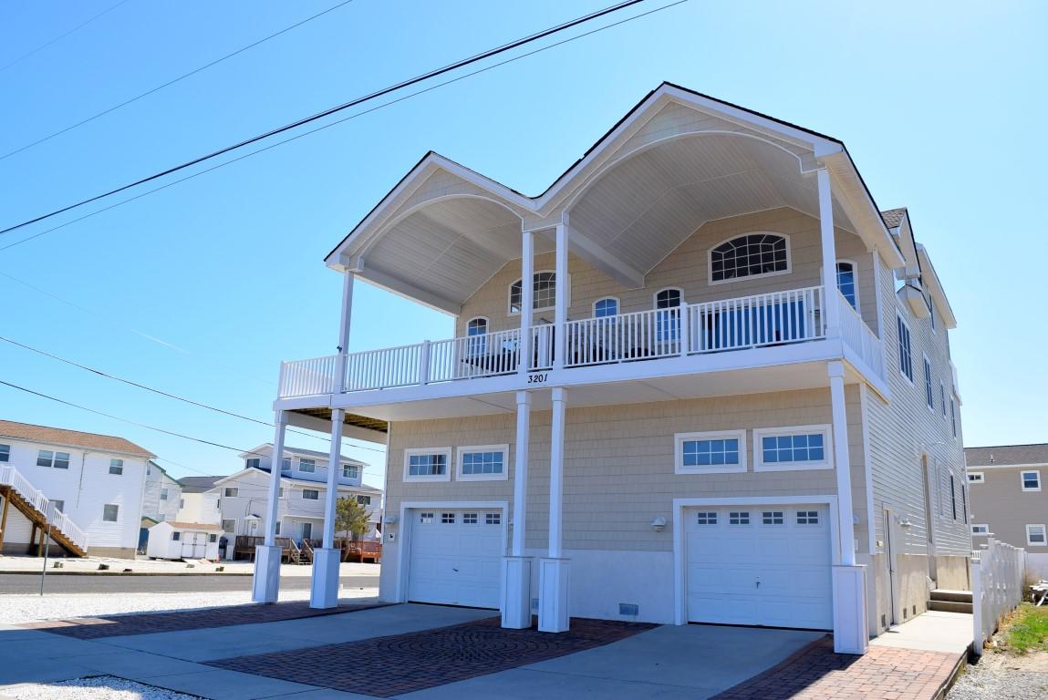 Long & Foster Vacation Rentals-3201 Central Avenue South-image-1