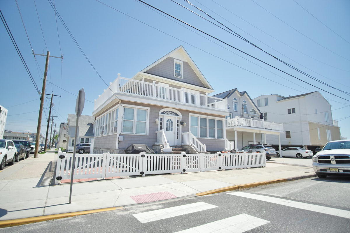 Long & Foster Vacation Rentals-17 43rd Street 2nd North (rear)-image-1
