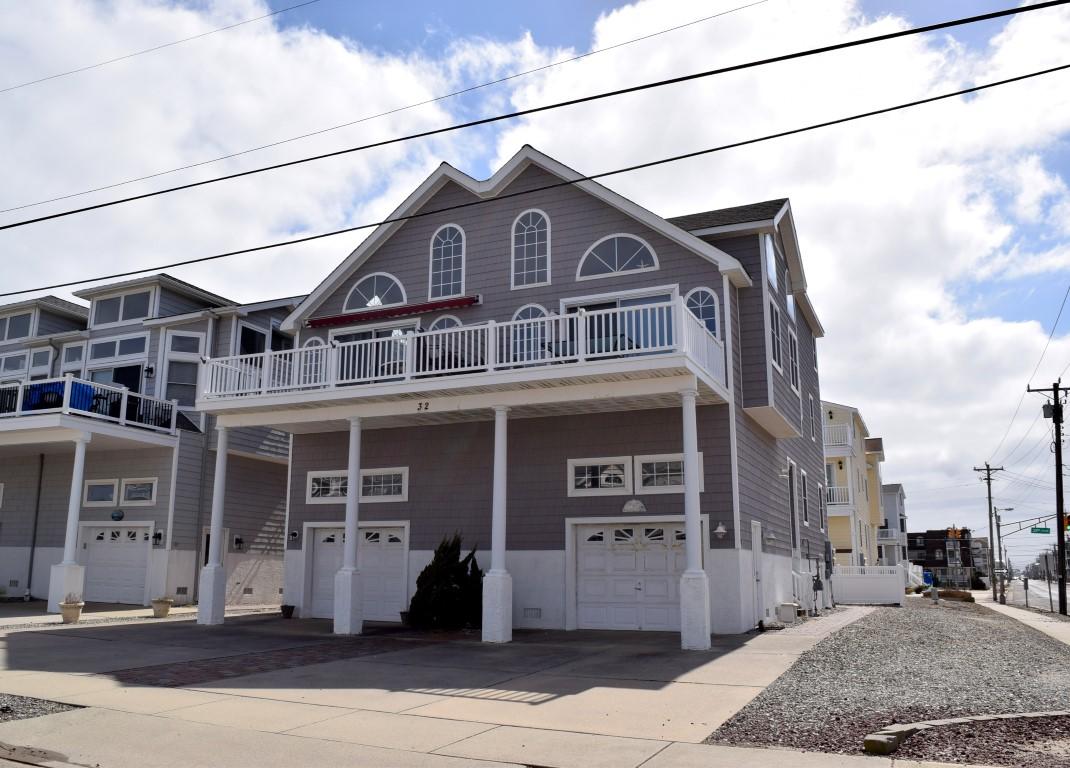 Long & Foster Vacation Rentals-32 32nd Street West-image-1