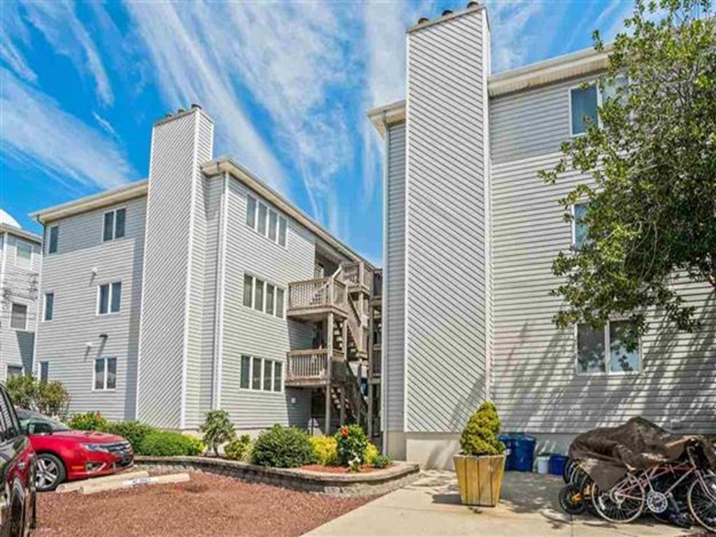 Long & Foster Vacation Rentals-119 40th Street 3F-image-1
