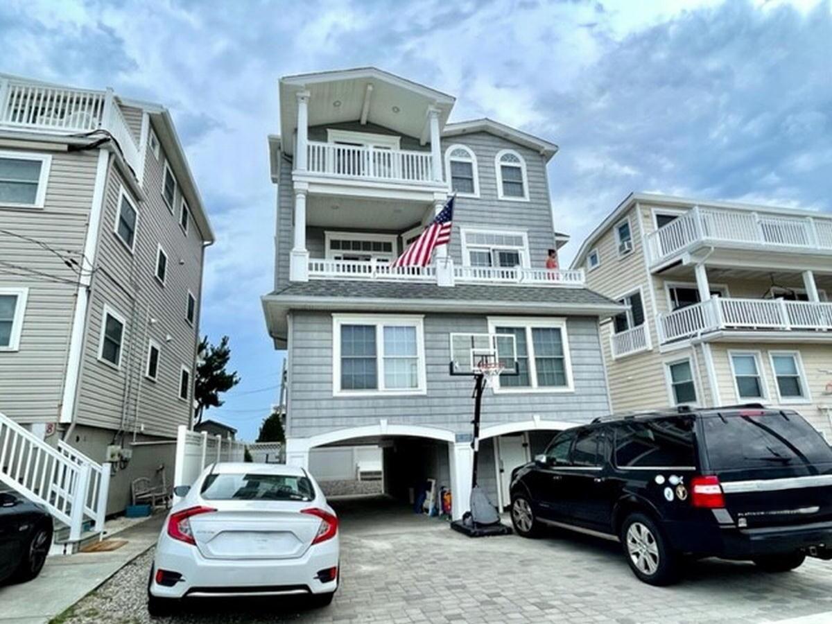 Long & Foster Vacation Rentals-12 84th Street-image-1