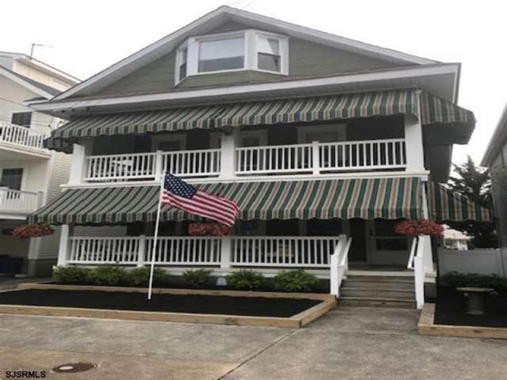 Long & Foster Vacation Rentals-836 2nd Street 3rd floor-image-1