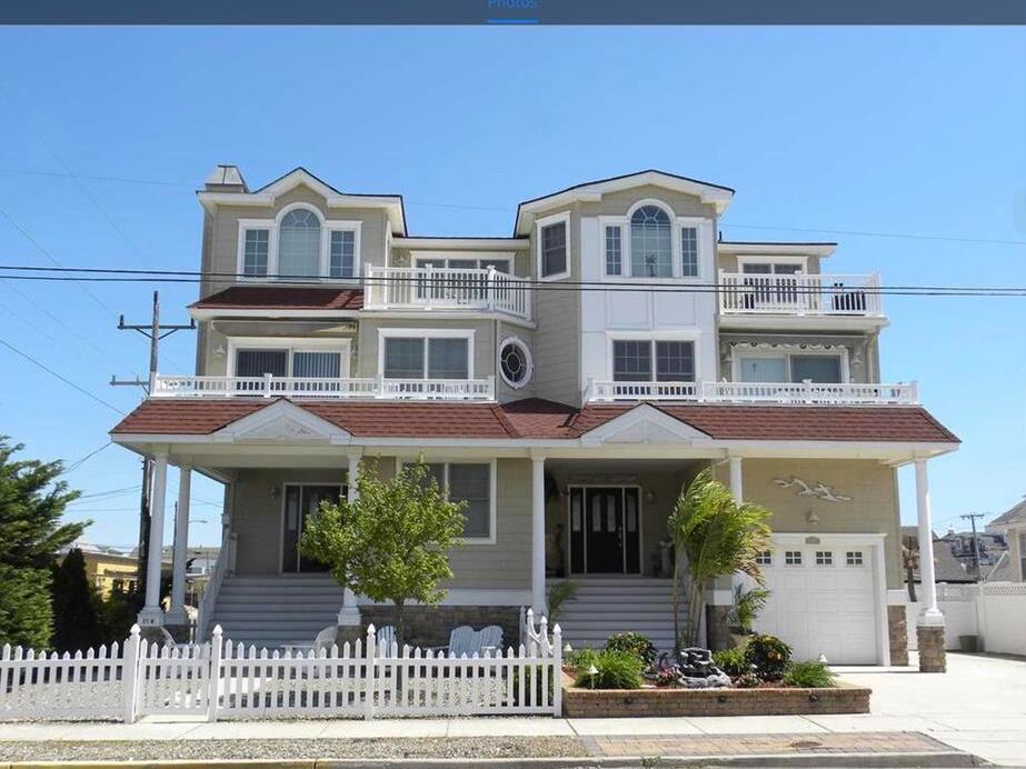 Long & Foster Vacation Rentals-35 52nd Street West-image-1