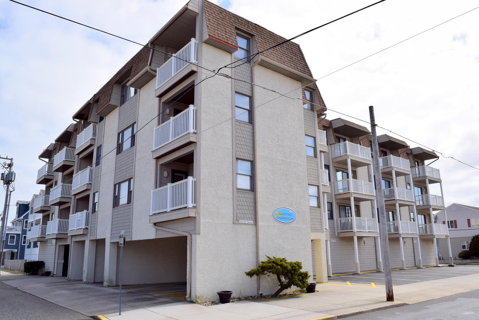 Long & Foster Vacation Rentals-147 42nd Street 104-image-1