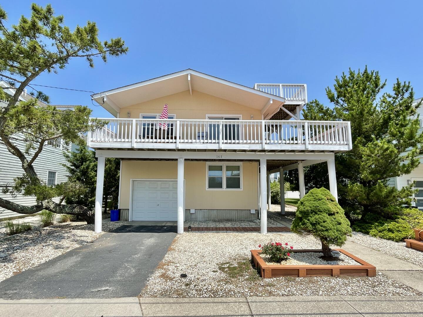 Long & Foster Vacation Rentals-161 40th Street-image-1