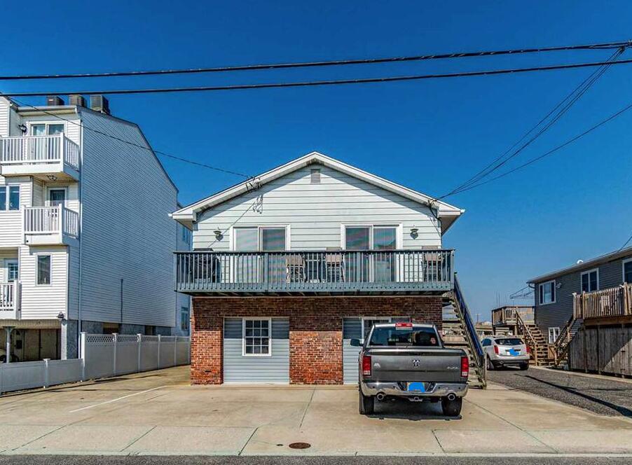 Long & Foster Vacation Rentals-379 43rd Place B-image-1
