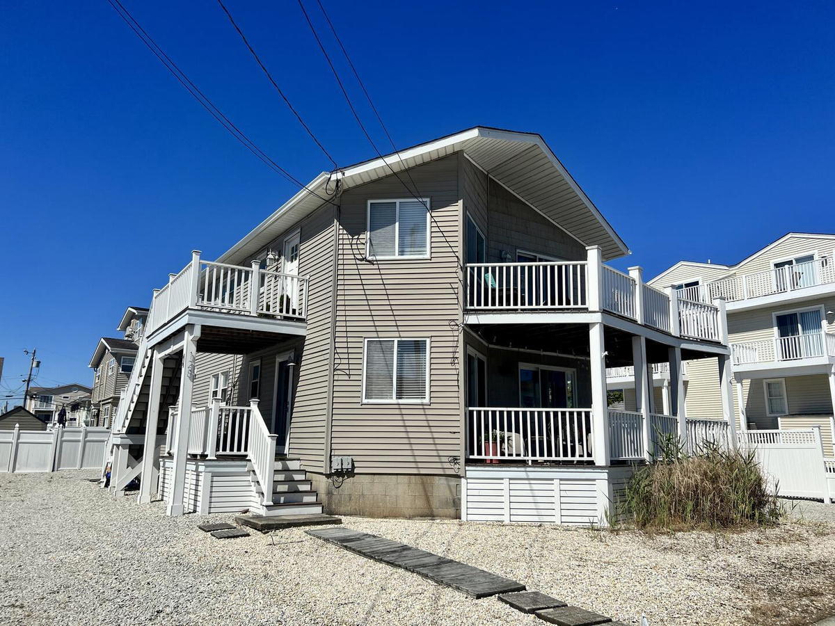 Long & Foster Vacation Rentals-128 32nd Street 2nd Floor-image-1