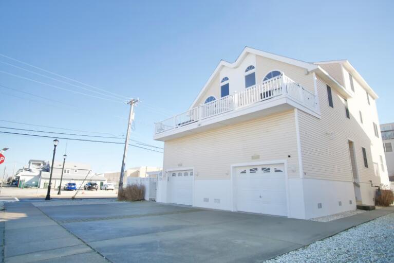 Long & Foster Vacation Rentals-6301 Central Avenue South-image-1