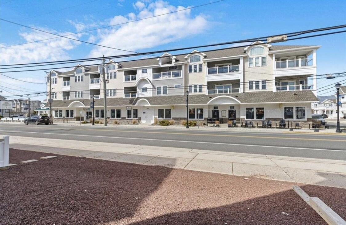 Long & Foster Vacation Rentals-5904 Landis Avenue #302-image-1