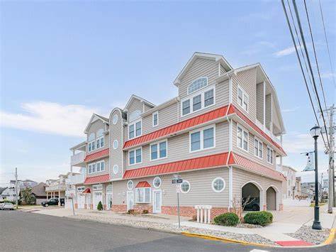 Long & Foster Vacation Rentals-228 43rd Street Unit 202-image-1