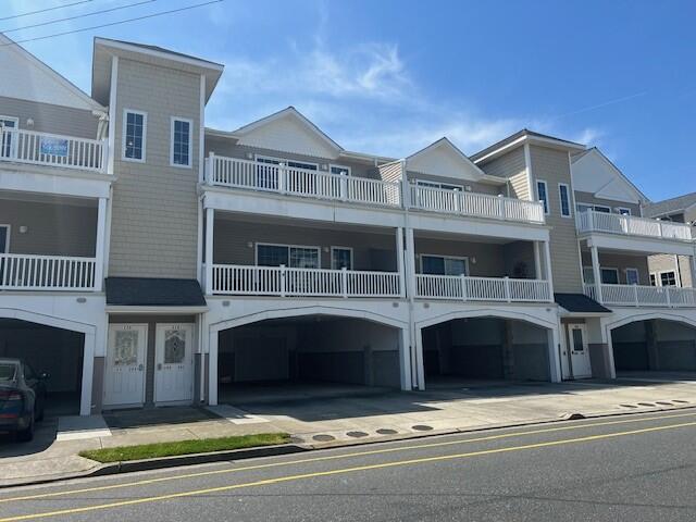 Long & Foster Vacation Rentals-218 East Poplar Avenue. #202-image-1