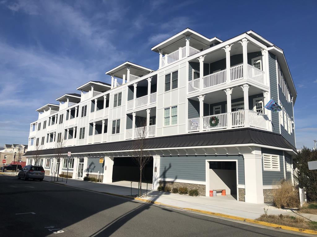 Long & Foster Vacation Rentals-33 42nd Street #202-image-1