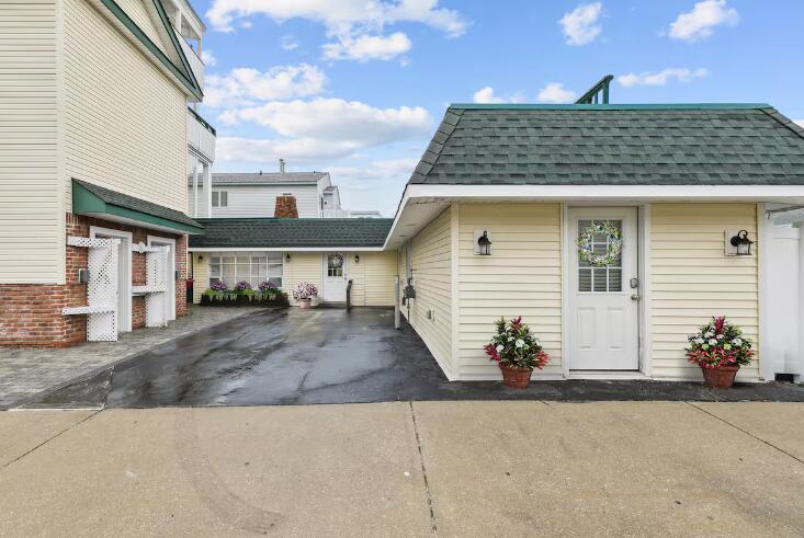 Long & Foster Vacation Rentals-21 44th Street-image-1