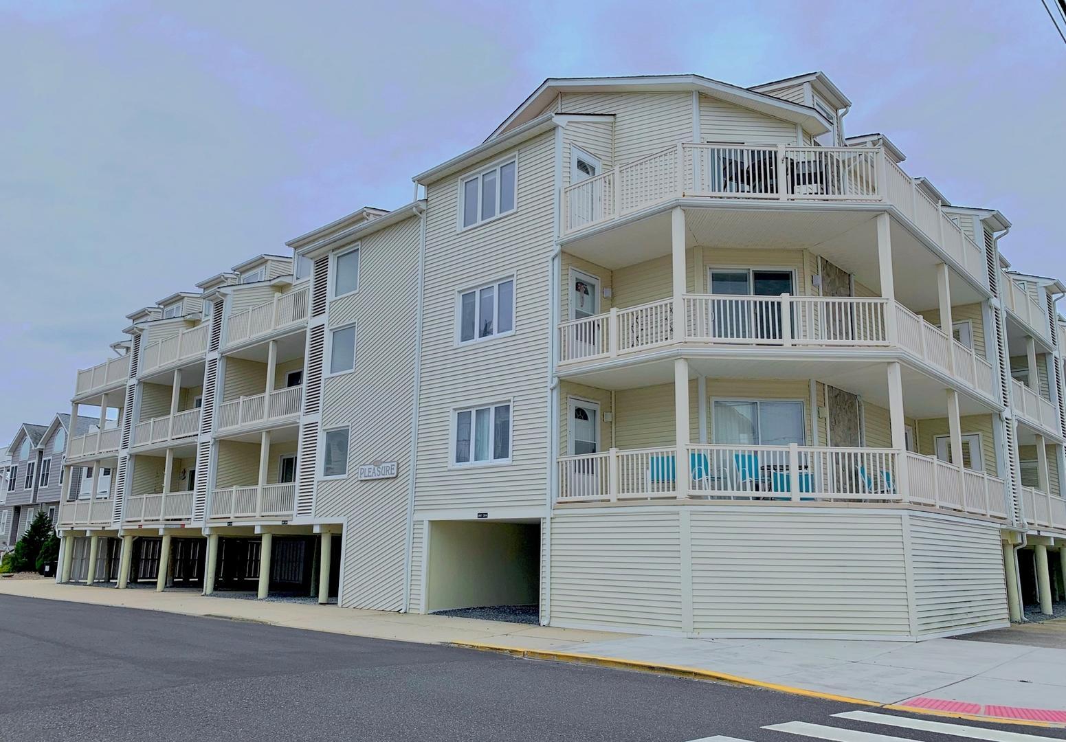 Long & Foster Vacation Rentals-4400 Pleasure Avenue #305-image-1