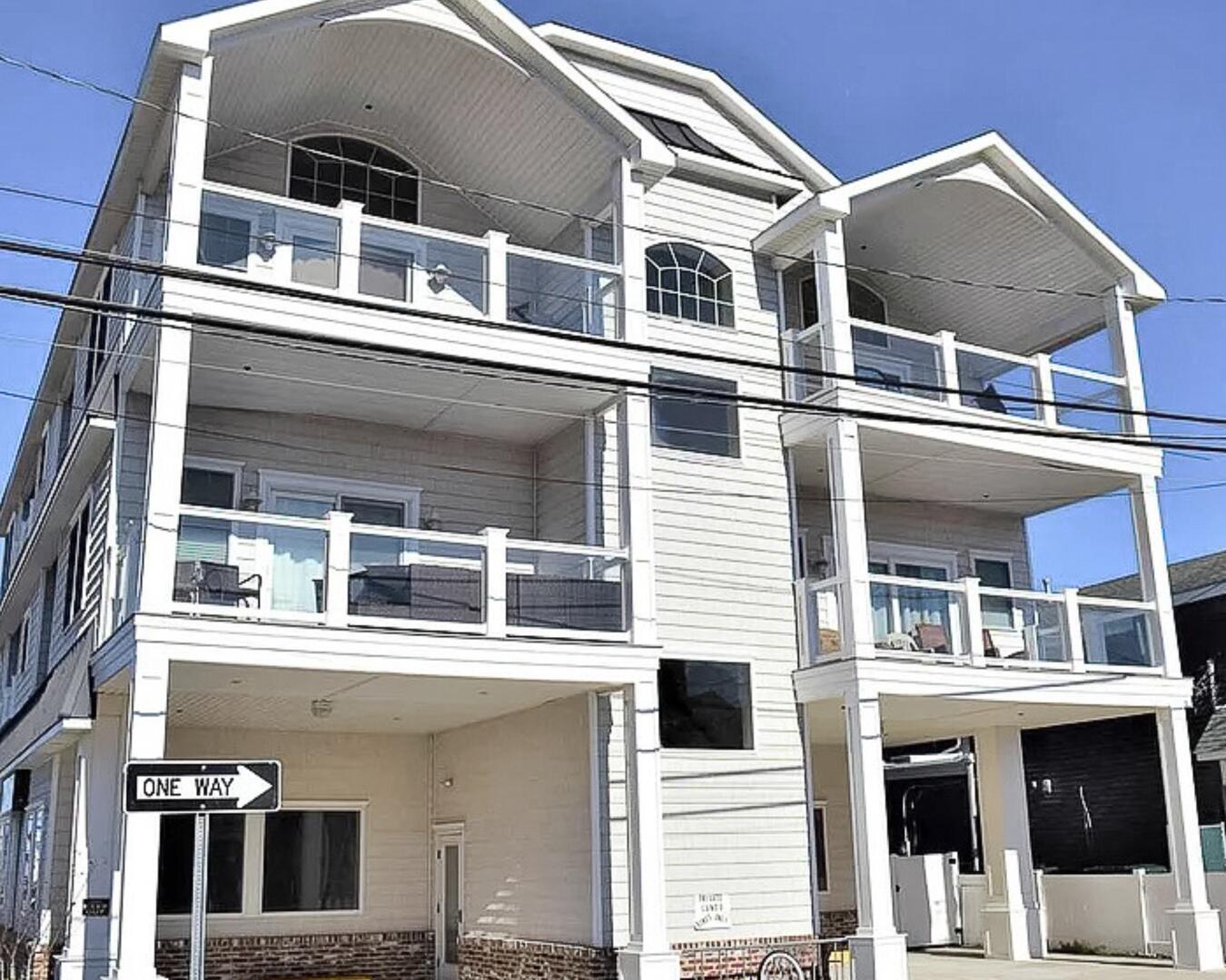 Long & Foster Vacation Rentals-4215 Landis Avenue #201-image-1