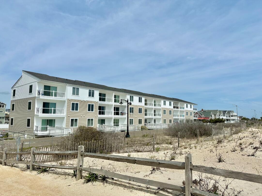Long & Foster Vacation Rentals-3400 Promenade 1B-image-1