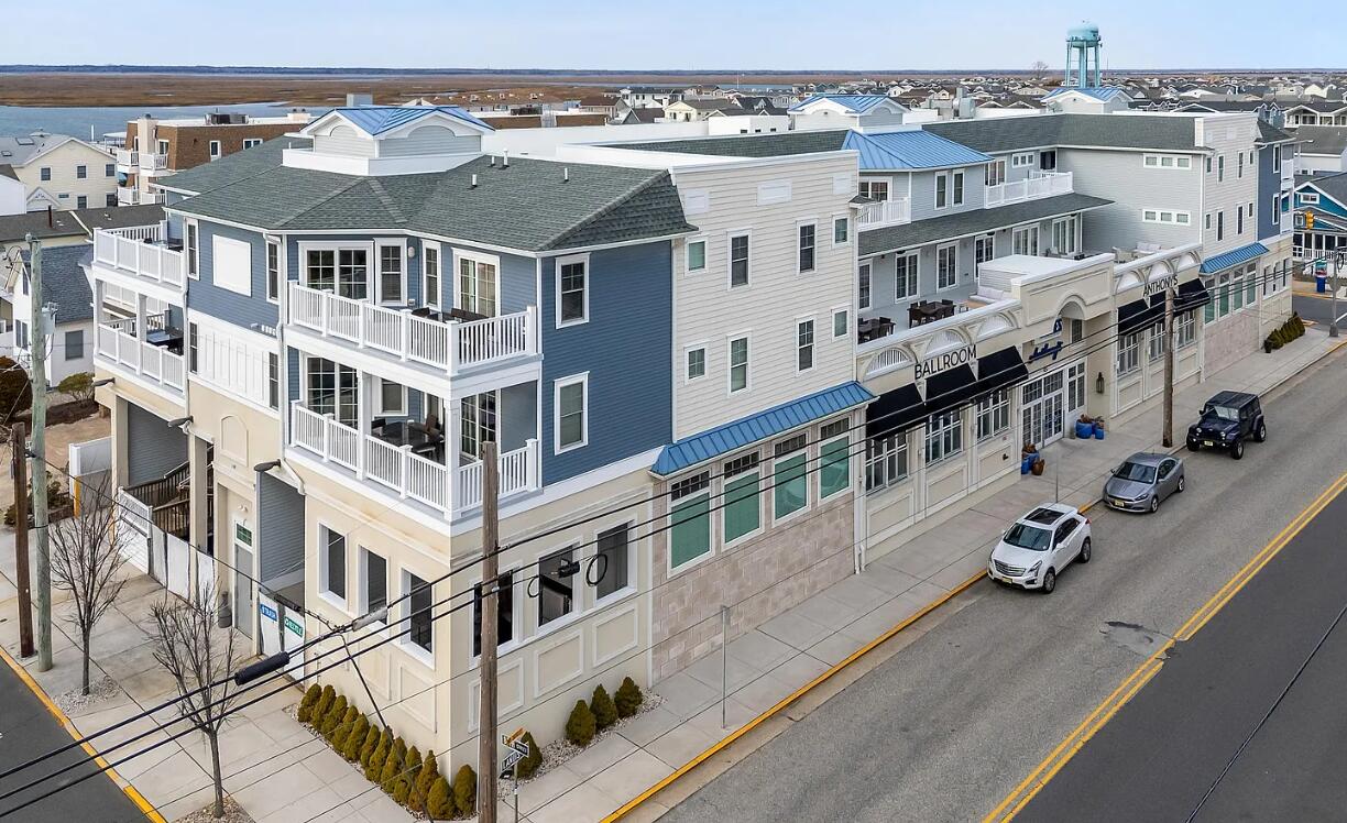 Long & Foster Vacation Rentals-8600 Landis Avenue Unit 204-image-1