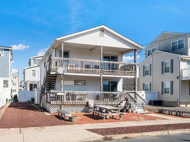 Long & Foster Vacation Rentals-207 92nd Street 2nd Floor-image-1