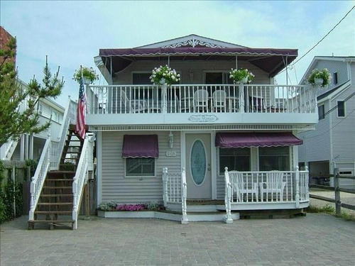 Long & Foster Vacation Rentals-15 84th Street 1st Floor-image-1