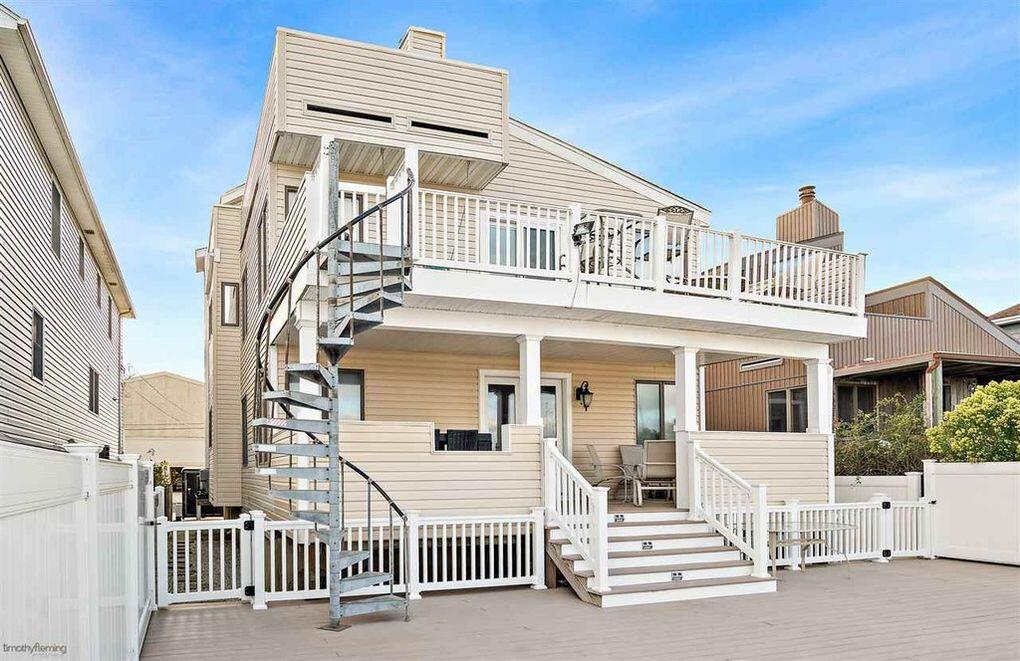 Long & Foster Vacation Rentals-611 W Burk Ave. 1ST FLOOR-image-1