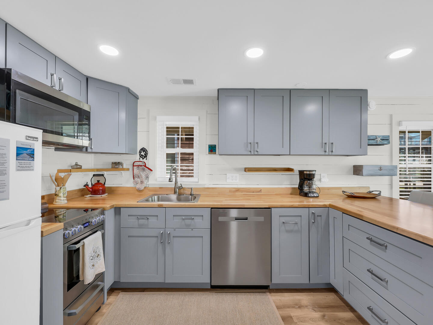 Queen Bee | Photo 11