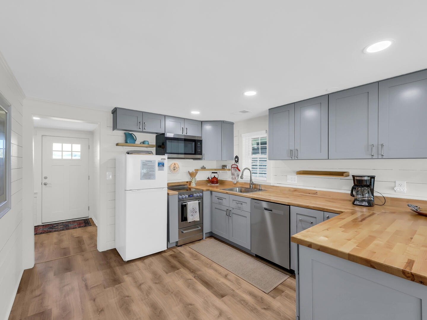 Queen Bee | Photo 12