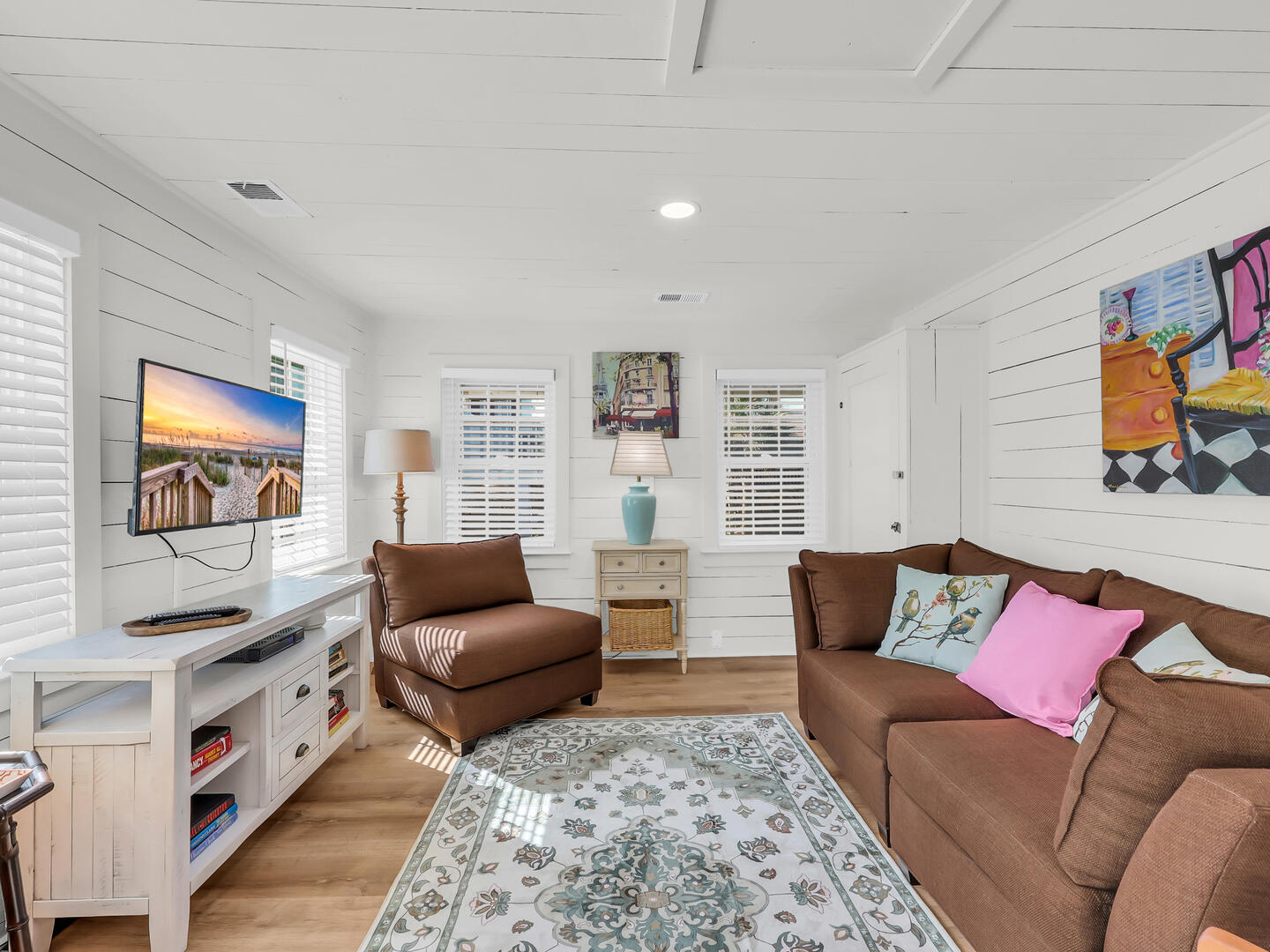 Queen Bee | Photo 15