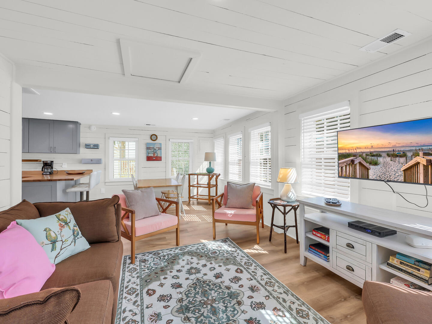 Queen Bee | Photo 16